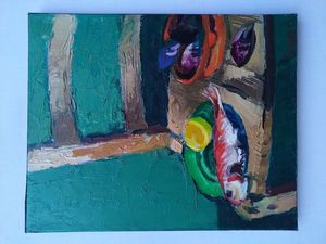 Chaise et plat de poissons